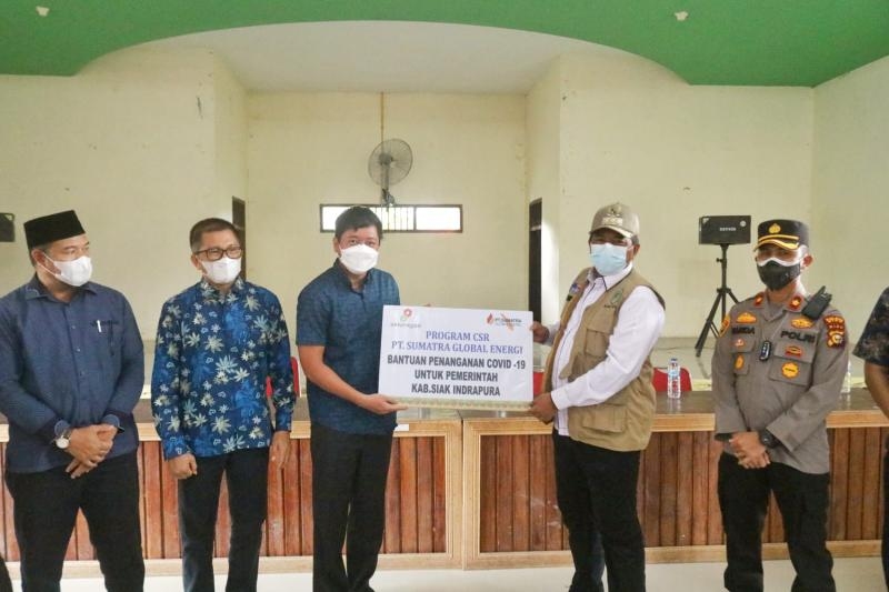 Alfedri Serahkan 3000 Pcs Masker CSR PT SGE Di kecamatan Sungai Apit